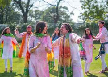 write an essay about the holi